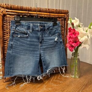 American Eagle Midi Shorts Size 4 Light-Medium Wash